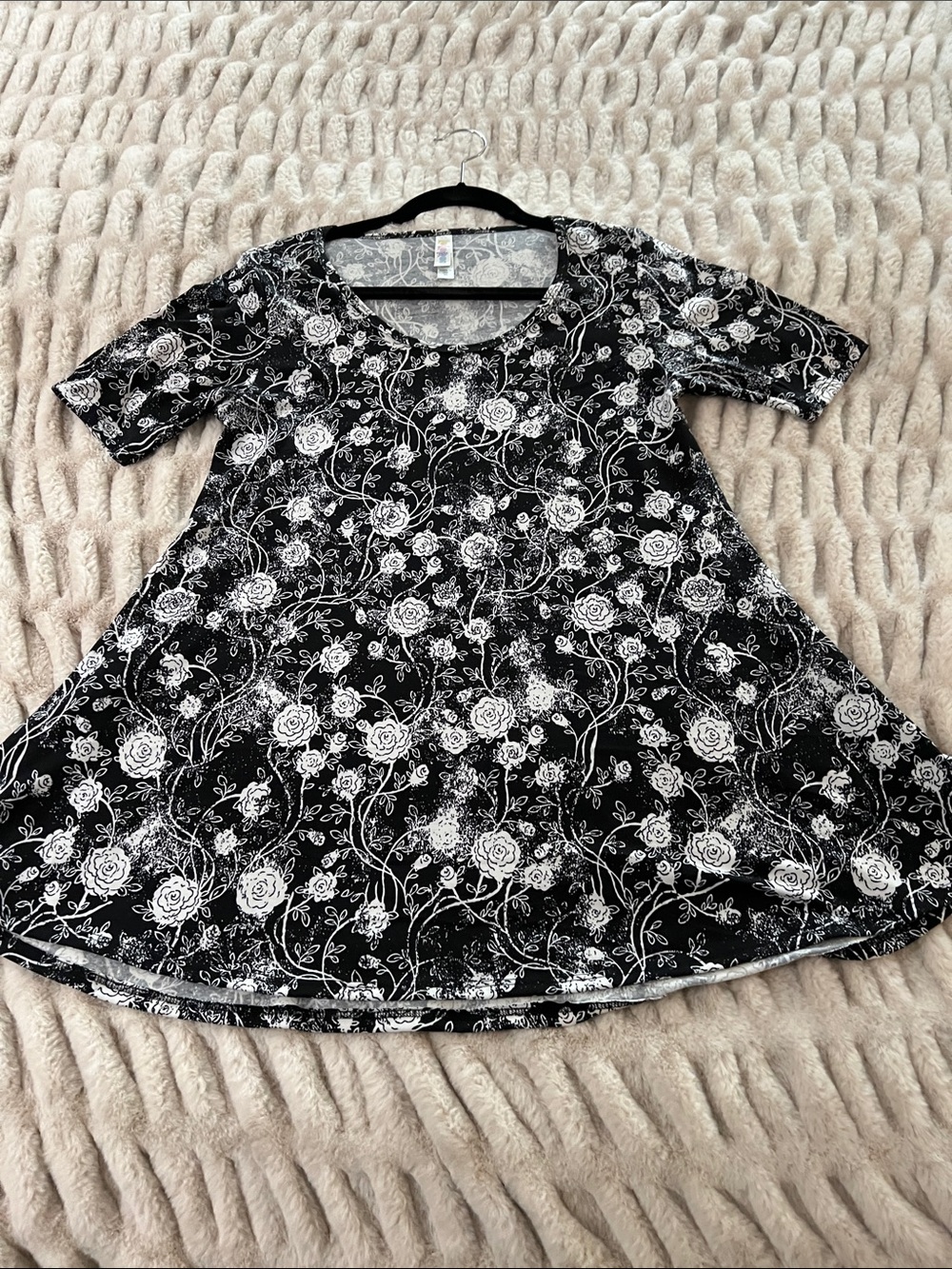 LuLaRoe Black & White Floral Swing Top
